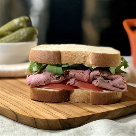 How much fat is in roast beef, onion, arugula sandwich - calories, carbs, nutrition