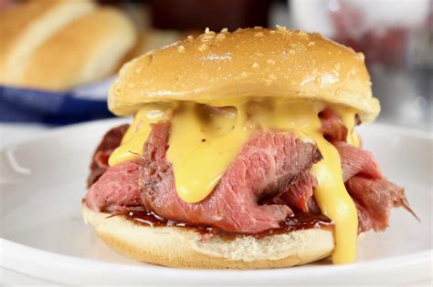How much fat is in roast beef and cheddar cheese sandwich - calories, carbs, nutrition