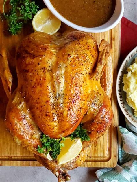 How much fat is in roast turkey with gravy, whole roasted turkey - calories, carbs, nutrition