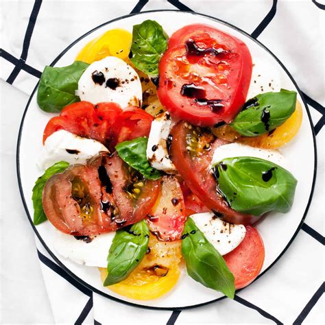 How much fat is in salad, caprese - calories, carbs, nutrition