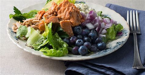 How much fat is in salmon and blueberry salad - calories, carbs, nutrition