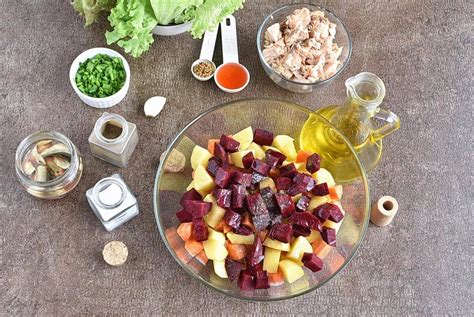 How much fat is in salmon and roasted veg salad - calories, carbs, nutrition