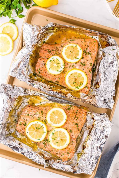 How much fat is in salmon baked in foil - calories, carbs, nutrition