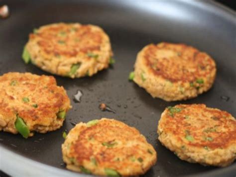 How much fat is in salmon cakes - calories, carbs, nutrition