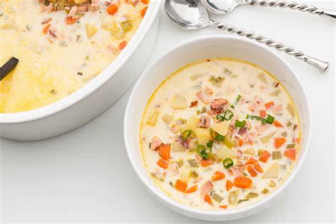 How much fat is in salmon chowder - calories, carbs, nutrition