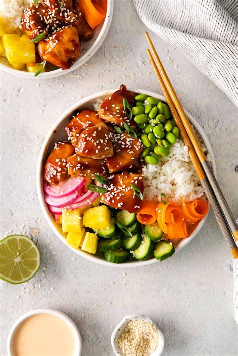 How much fat is in salmon poke bowl with brown rice and sriracha poke sauce - calories, carbs, nutrition