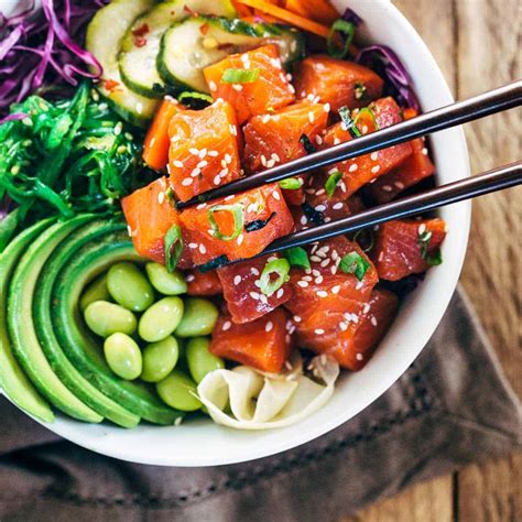 How much fat is in salmon poke bowl with jasmine rice and sriracha poke sauce - calories, carbs, nutrition