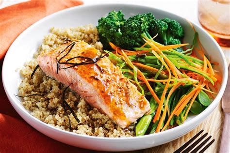 How much fat is in salmon strawberry quinoa salad - calories, carbs, nutrition