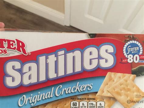 How much fat is in saltine crackers - calories, carbs, nutrition