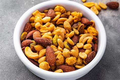 How much fat is in salty snack mix with nuts - calories, carbs, nutrition