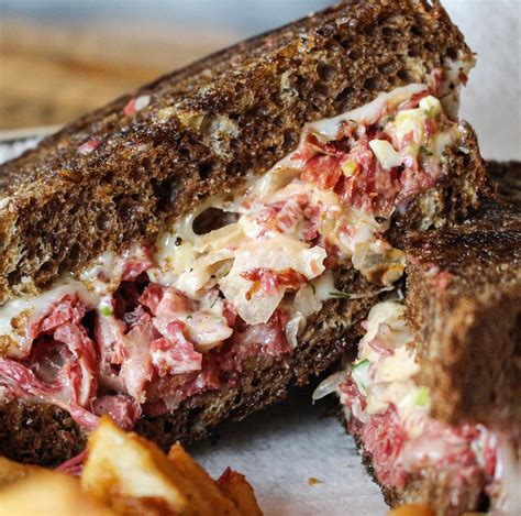 How much fat is in sammies sand corned beef swiss & cole slaw - calories, carbs, nutrition