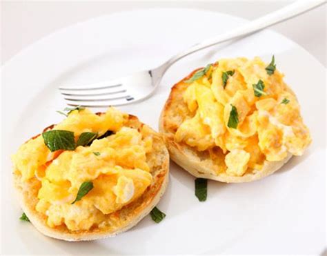 How much fat is in sand brkf english muffin scrambled egg & cheese - calories, carbs, nutrition