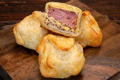 How much fat is in sausage en croute - calories, carbs, nutrition