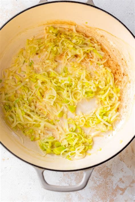 How much fat is in saute leeks - calories, carbs, nutrition