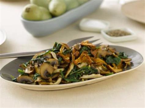 How much fat is in sauteed spinach with mushrooms - calories, carbs, nutrition