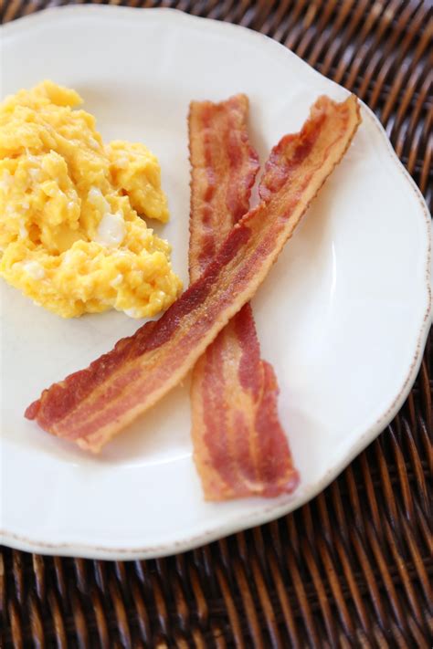 How much fat is in scrambled eggs with bacon - calories, carbs, nutrition