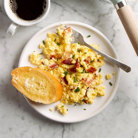 How much fat is in scrambled eggs with cream cheese - calories, carbs, nutrition