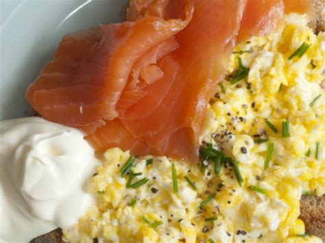 How much fat is in scrambled eggs with lox & cream cheese - calories, carbs, nutrition