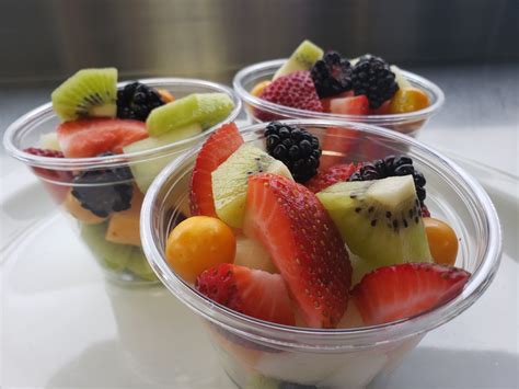 How much fat is in seasonal fruit cup - calories, carbs, nutrition