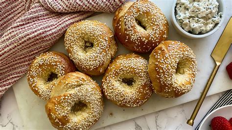 How much fat is in sesame bagels - calories, carbs, nutrition