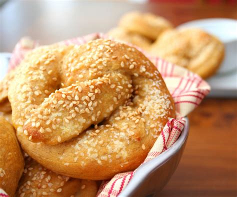 How much fat is in sesame pretzel - calories, carbs, nutrition