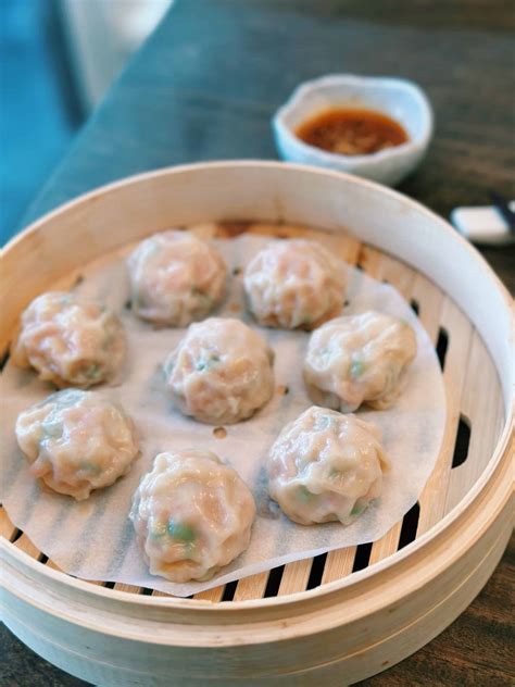 How much fat is in shrimp and seafood dumplings - calories, carbs, nutrition