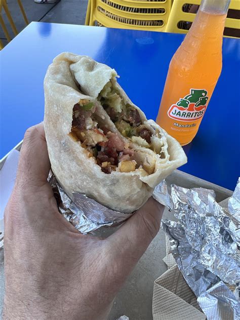 How much fat is in sisig burrito california pork - calories, carbs, nutrition