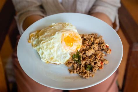 How much fat is in sliced thai beef medallions over jasmine rice with fried quail egg - calories, carbs, nutrition