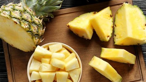 How much fat is in small pineapple cup - calories, carbs, nutrition