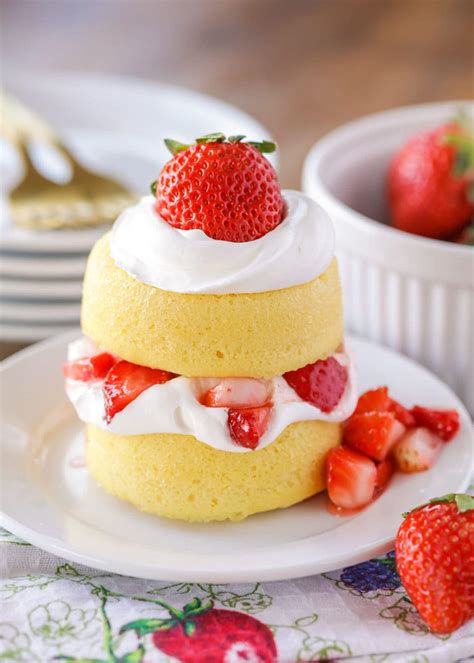 How much fat is in small plate strawberry shortcake - calories, carbs, nutrition