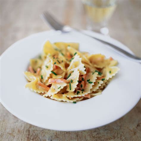 How much fat is in smoked salmon farfalle salad - calories, carbs, nutrition