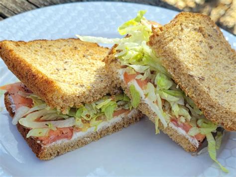 How much fat is in smoked salmon for sandwiches - calories, carbs, nutrition