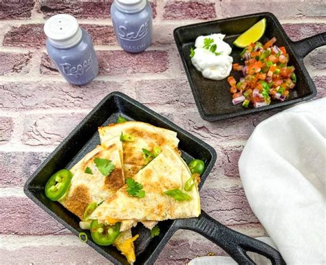 How much fat is in smoked turkey muenster quesadilla with pico de gallo - calories, carbs, nutrition