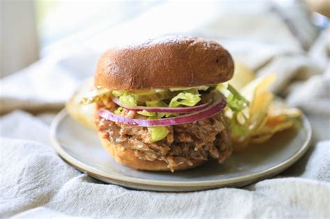 How much fat is in smokehouse pulled pork sandwich - calories, carbs, nutrition