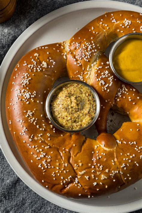 How much fat is in soft pretzel with mustard - calories, carbs, nutrition