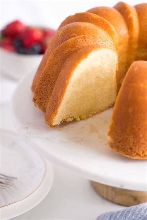 How much fat is in sour cream pound cake - calories, carbs, nutrition