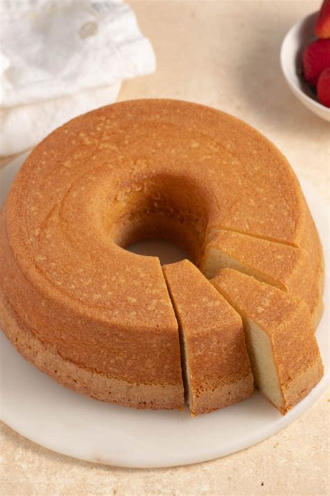 How much fat is in sour cream pound cake (to go) - calories, carbs, nutrition