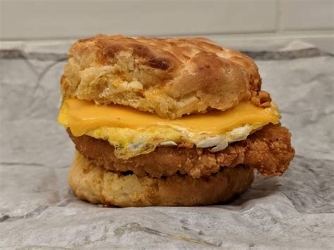 How much fat is in southern fried chicken and biscuit breakfast sandwich - calories, carbs, nutrition