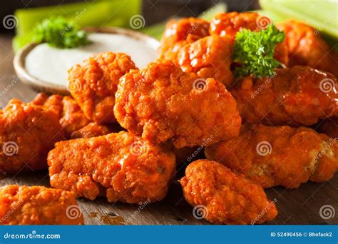 How much fat is in spicy buffalo chicken wings - calories, carbs, nutrition