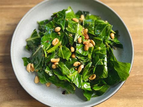 How much fat is in spicy greens with peanuts & cashews - calories, carbs, nutrition