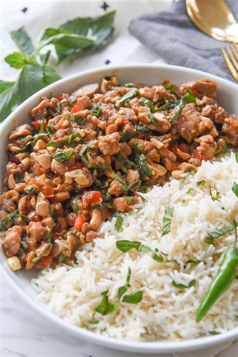 How much fat is in spicy thai basil chicken with cilantro brown rice - calories, carbs, nutrition