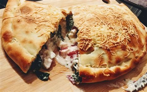 How much fat is in spinach and onion calzone - calories, carbs, nutrition