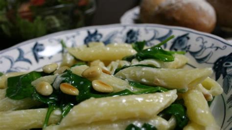 How much fat is in spinach-feta penne with pine nuts - calories, carbs, nutrition