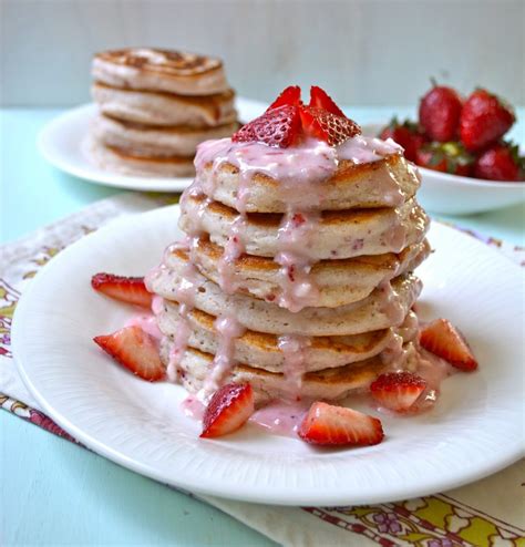 How much fat is in stawberries and cream pancakes - calories, carbs, nutrition