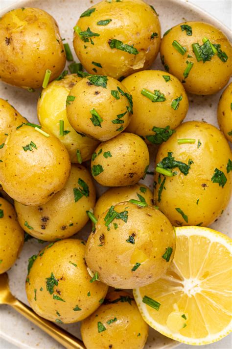 How much fat is in steamed potatoes with parsley - calories, carbs, nutrition