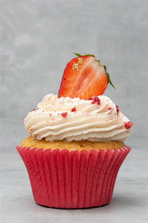 How much fat is in strawberries and cream cupcake - calories, carbs, nutrition