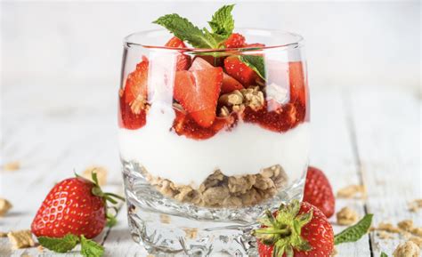 How much fat is in strawberry almond yogurt parfait - calories, carbs, nutrition