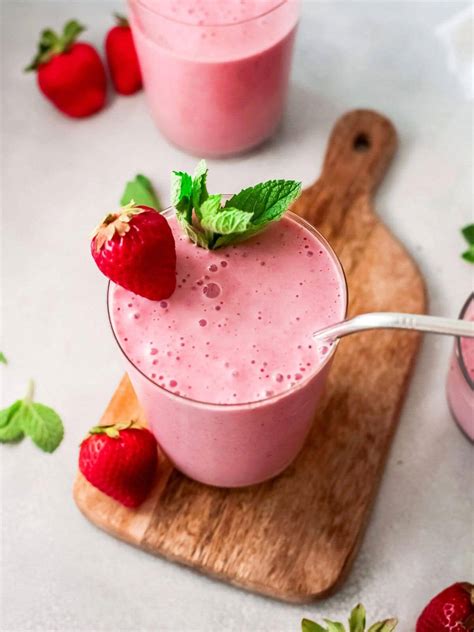 How much fat is in strawberry banana light smoothie medium - calories, carbs, nutrition