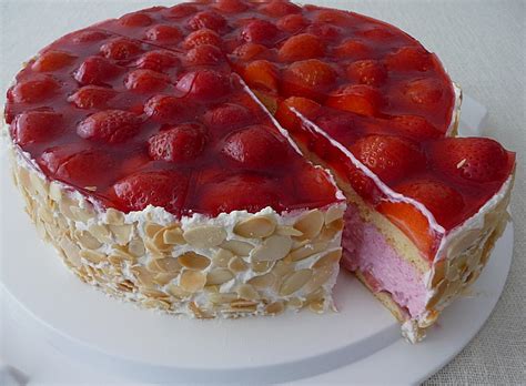 How much fat is in strawberry bavarian torte - calories, carbs, nutrition
