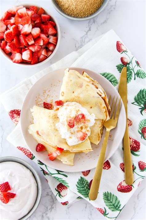 How much fat is in strawberry cheese crepe - calories, carbs, nutrition